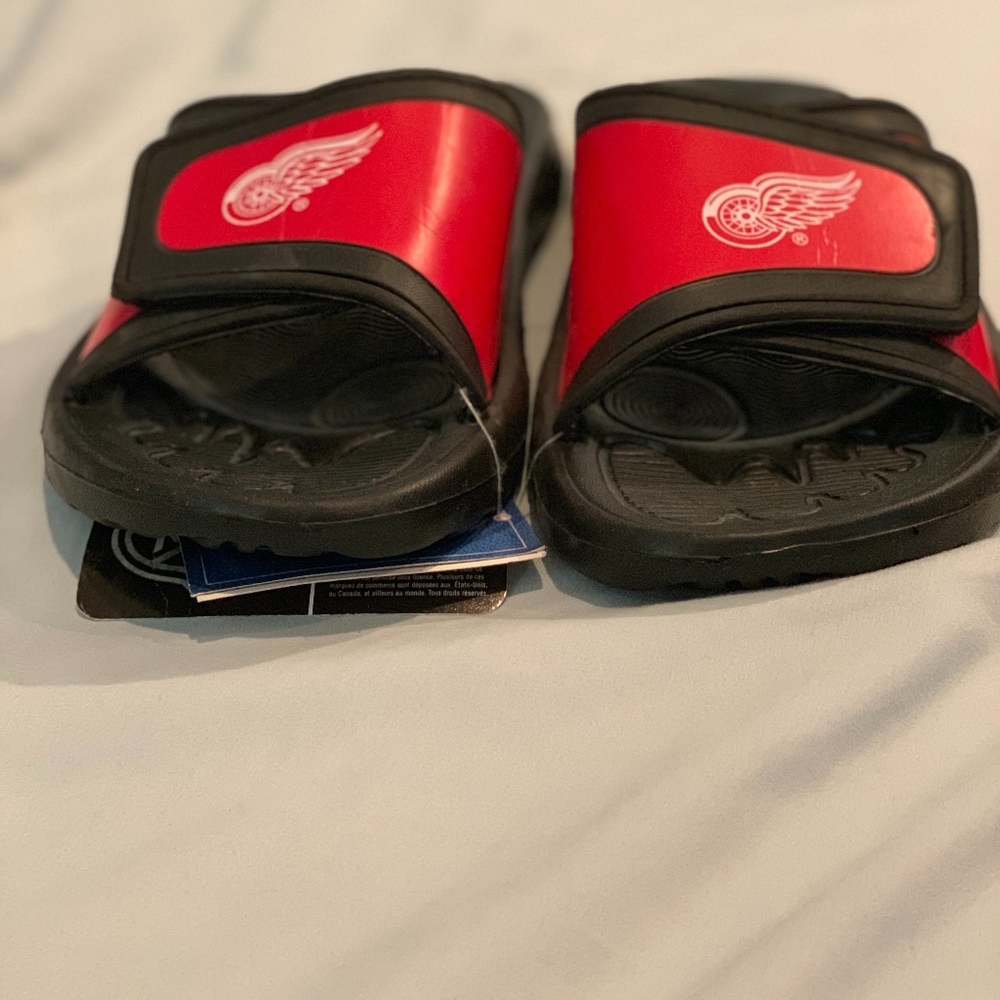 NWT Detroit Red Wings authentic swim sandals